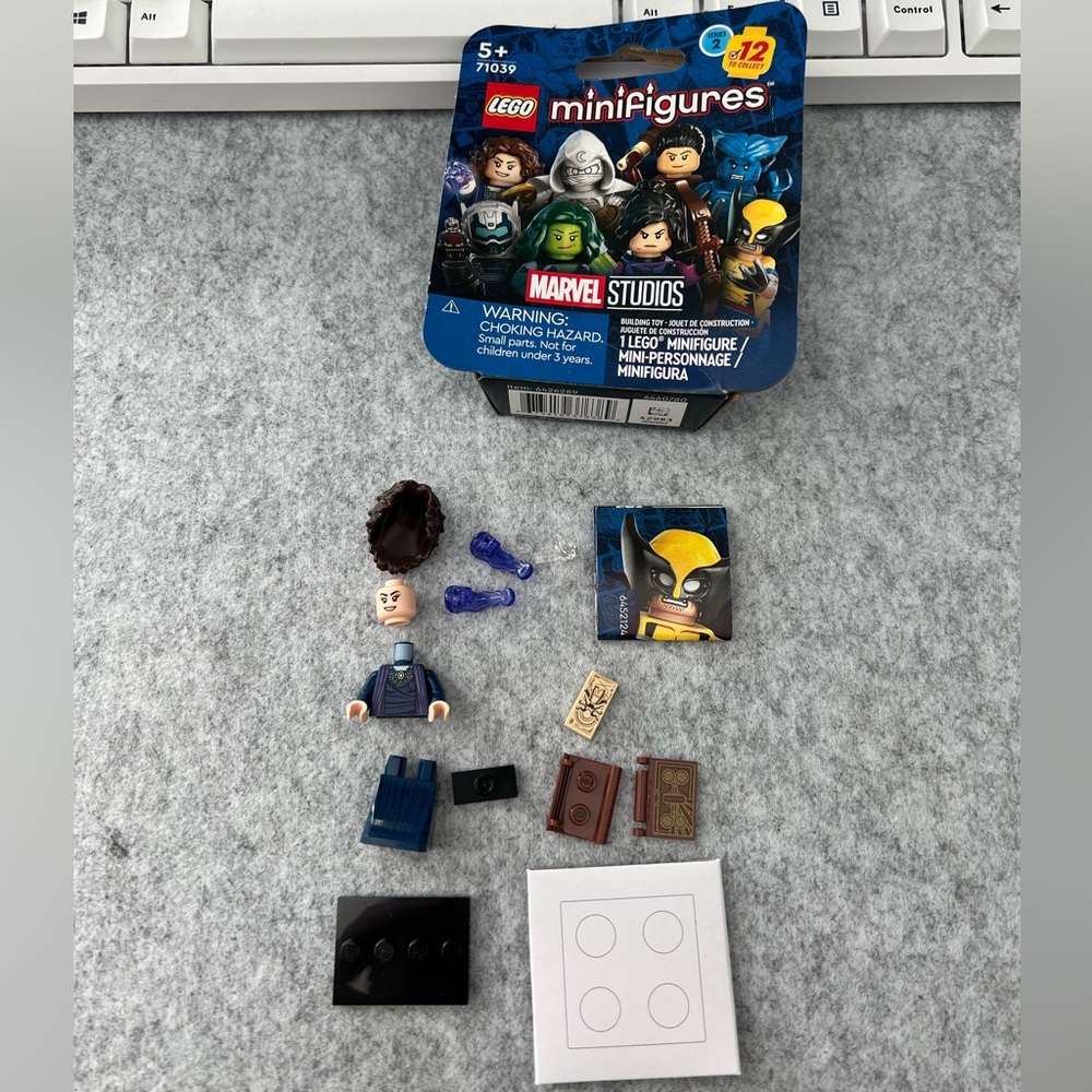 L ego Marvel Minifigure Series 2 Agatha Harkness